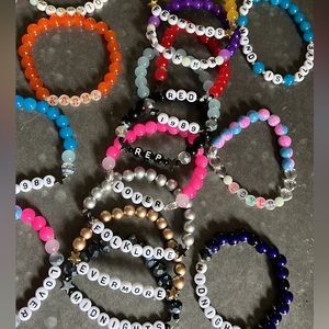 PACK OF 15 TAYLOR SWIFT friendship bracelets!